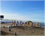 Cartel de Playas Limpias y letras de Mar Chiquita en la playa