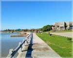 Costanera de Mar Chiquita con lancha amarrada
