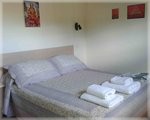 Dormitorio con toallas y ropa de cama lista para huéspedes