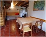Fachada de la cabaña con deck y sombrilla