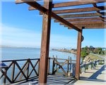 Pérgola de madera frente a la albufera